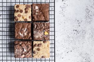 6 brownies on a baking grid, on a marble background